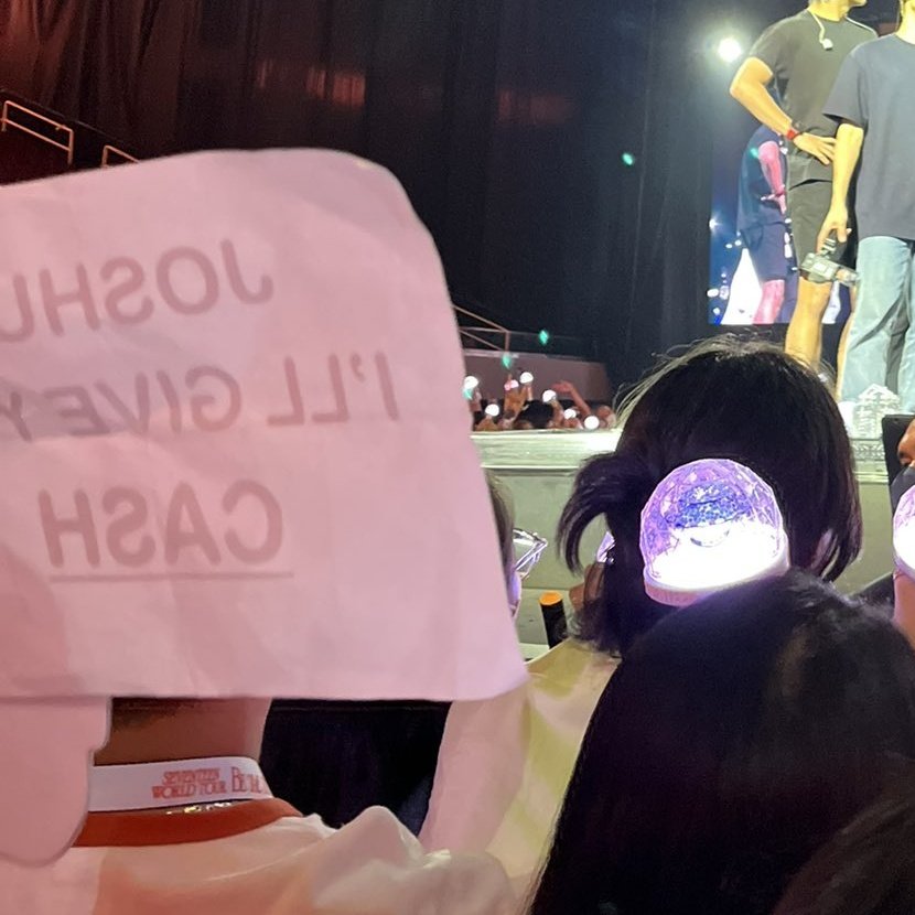 mainlyjh's tweet photo. "JOSHUA I'LL GIVE YOU CASH" 😭😭 https://t.co/nGjd4vRR1B