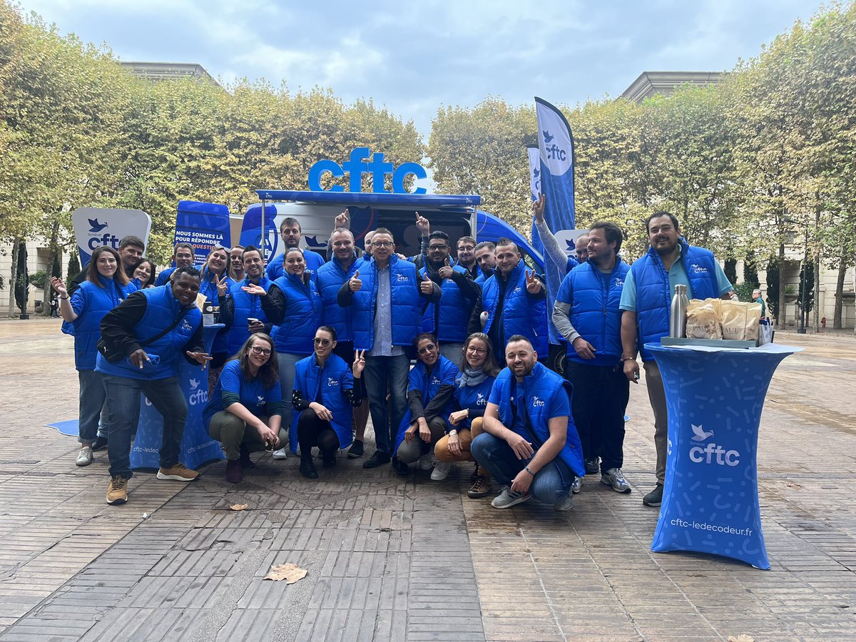 ChabanierCFTC's tweet photo. Présent au point bleu #CFTC avec de nombreux jeunes pour aller à la rencontre des salariés et fonctionnaires de #Montpellier 
Informer, défendre, soutenir, accompagner, répondre à vos questions, nous sommes la que pour vous ! 
Merci au militants qui se sont mobilisés 👏 https://t.co/BCcNOE7A8R