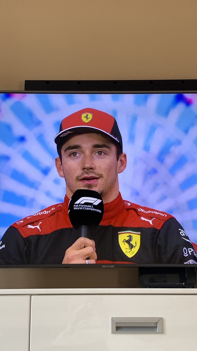 Fallingb4ck's tweet image. charles sei sempre bellissimo #JapaneseGP #Leclerc