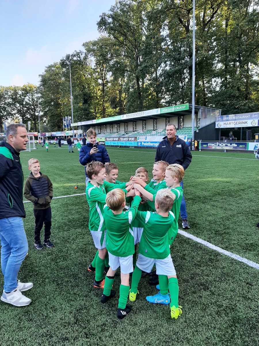 VoordeTen's tweet photo. Als je alles wint zoals JO9-1 van @HSC21 dan mag de champagne open. 
Prima prestatie, van harte jongens. 
#kampioen ⚽️🇳🇬👍 https://t.co/tYGMdwbhqy