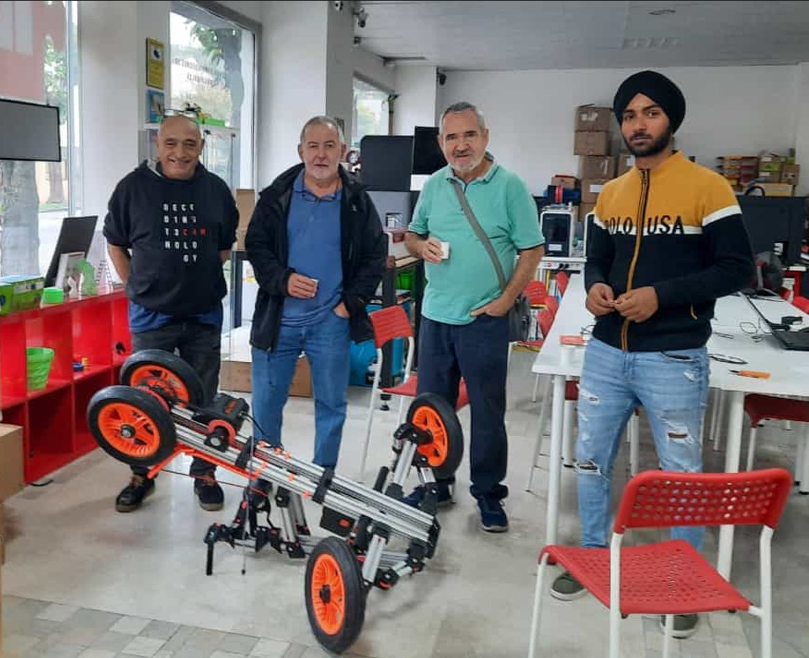 A @olotciutatedu continua la setmana d'educació inclusiva.
😀A quarts de nou , arribats de BCN ens han visitat en Jordi Mainé i en Lluis que hi participen.

Crec que els ha 😻encantat el Vehicle Elèctric Hackejat.
Ja😜mel's imagino al @Puntmultimedia muntant el seu i fent curses