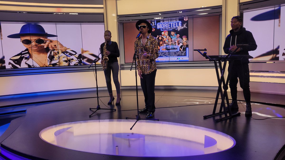BhudaMngadi's tweet photo. #SABC2 #DSTV #Channel404 The team behind the magic, the music, the hits!!! #Sintu #TheMusiqMafia 🎷🎷🎷🔥🔥🔥🎹🎹🎹 https://t.co/bmIHNVsgwK