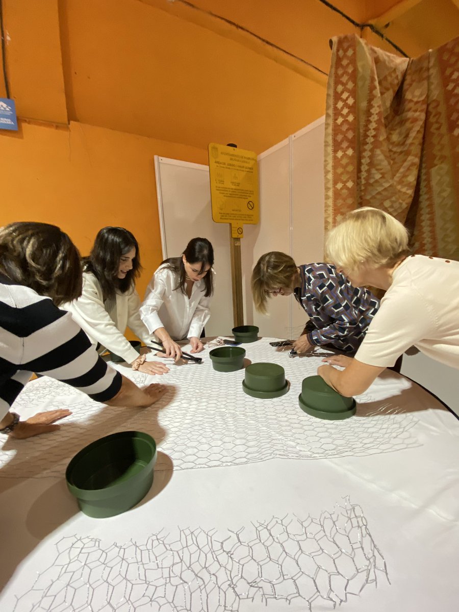 📸 El taller de <a href="/BlancoMetro/">Blanco Metro</a> de centros de flores 🌸

¡Manos a la obra! En un rato, veremos el resultado 👏

#Rastrillo2022