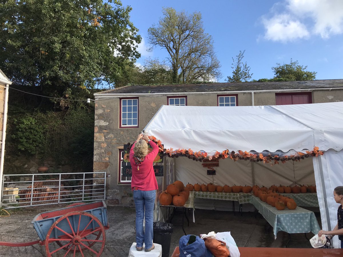NatTrustJersey's tweet image. Everyone is busy getting the market ready whilst the Blackbutter is bubbling away @VisitJerseyCI @thestorybeast @MrBenSpink @Kit_Ashton @hannahbechITV @KirstenJersey @StHelierJsy @jerseychamber @GenuineJsy