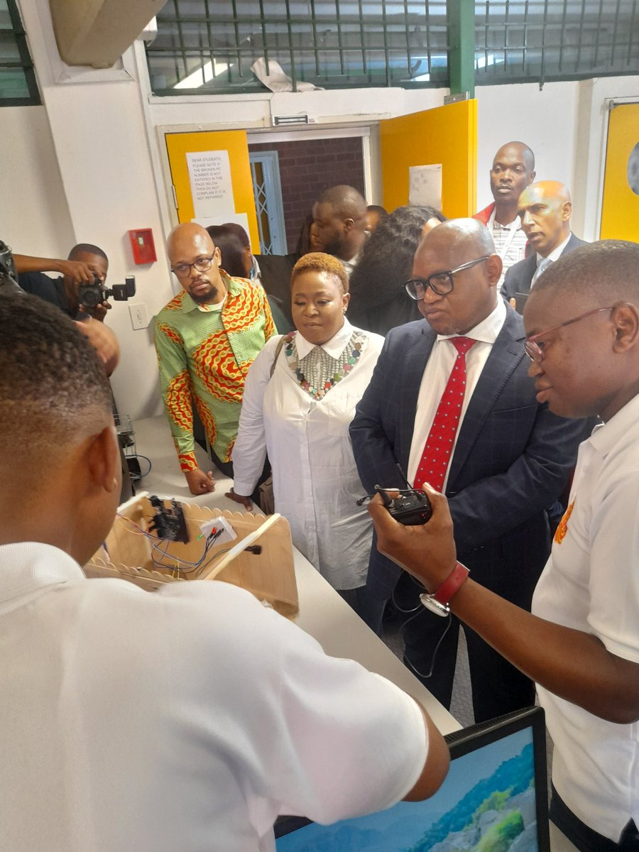 kholeka_asanda's tweet photo. #KZNInnovTechExpo2022 #BuildingACapable4IRArmy #DUT #AlgoAtWork #YouthICT#Robotics #Coding #Innovation #KZN https://t.co/cHwDd0AVwi