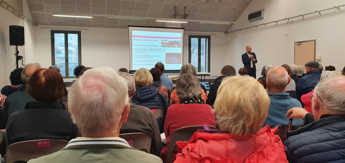 nmariadassou's tweet image. C'est la quinzaine citoyenne à Bourg en Bresse. @JFDebat et son équipe à  la rencontre des habitants. Salle comble pour la réunion du quartier de la citadelle.