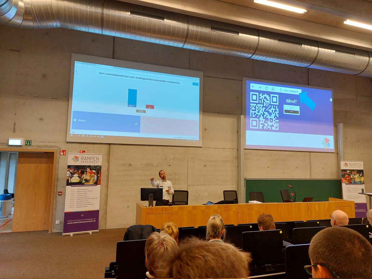 dimitridefre's tweet photo. Laureaat Joris Van Camp licht zijn eindwerk "luchtbeelden als ballast of verrijking" toe tijdens de proclamatie van het postgraduaat rampenmanagement @_PGRM #pgrm https://t.co/u55gXttWRm