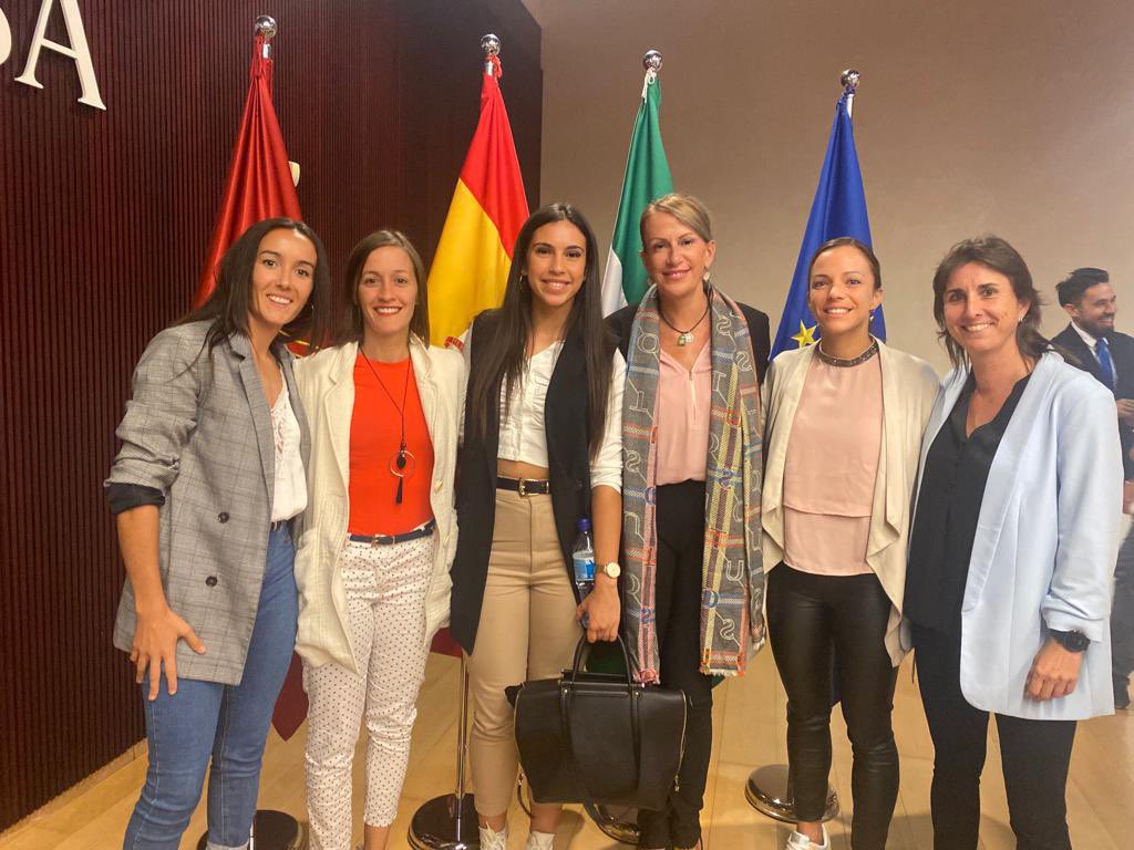 Evaalcaide28's tweet image. Ayer acudí junto con mi delegación a este acto tan especial en Córdoba. Tuve la suerte de conocer personalmente a mis referentes en el arbitraje, y el gusto de poder charlar un poco con ellas… Fue todo un honor poder acudir y es de agradecer que estuvieran presentes… Gracias ⚽️