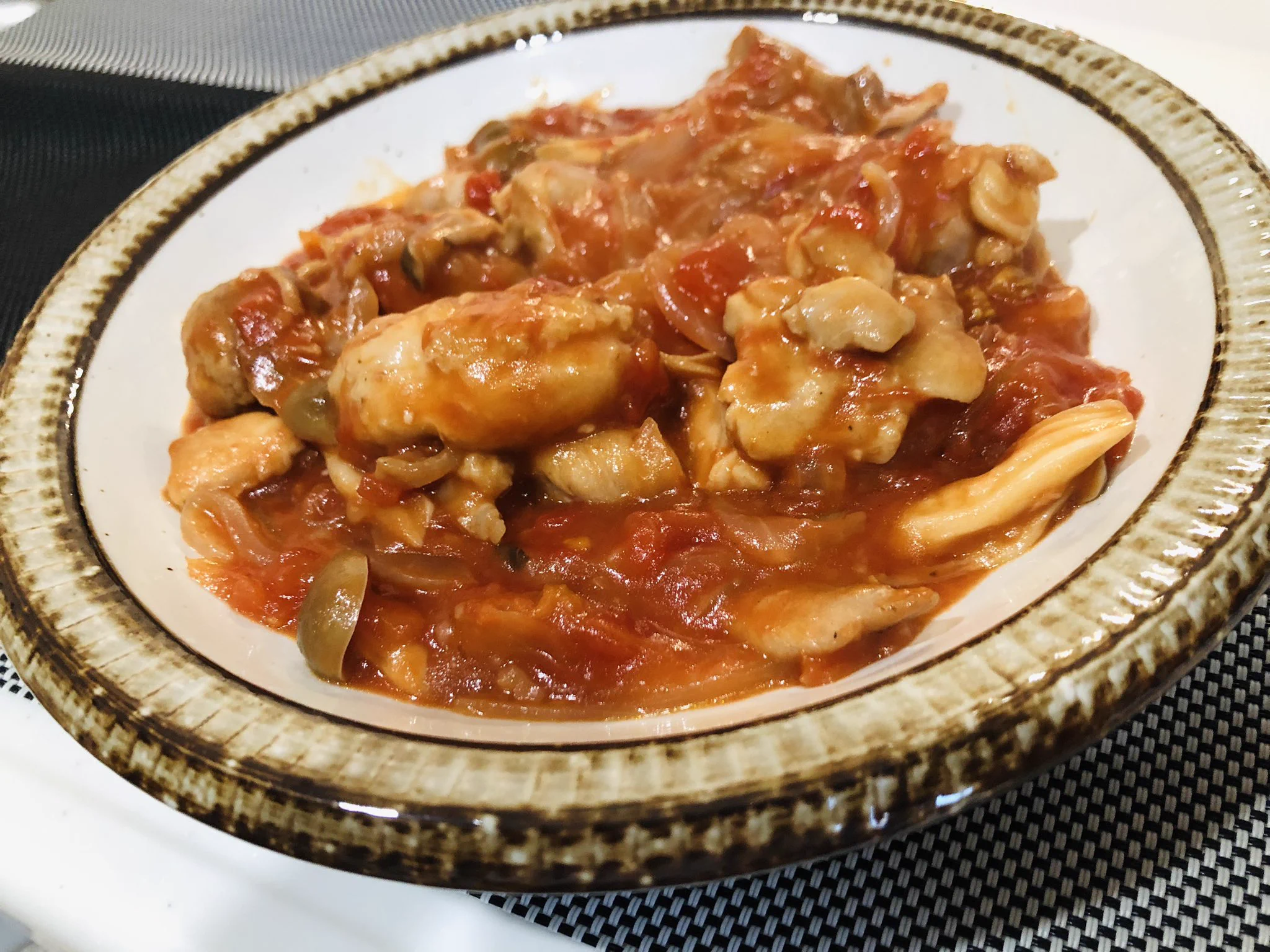@syunkon0507 トマト缶を使った料理って、しっかり味をつけないと、トマトの味に負けて、全体的にトマト感が強くなってしまうイメージがあるけど、
この料理は、しっかり味が決まってて美味しかったです。 