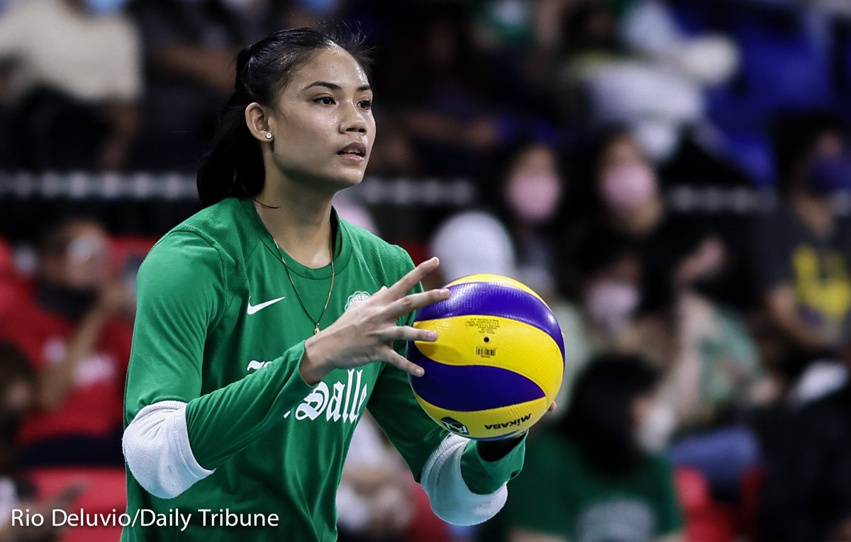 solidladyspiker's tweet photo. I’ve been waiting for this moment to see ANGEL CANINO wearing DLSU Lady Spikers Uniform.💚🏹 #DebutGame https://t.co/8ZBRV3vSUp