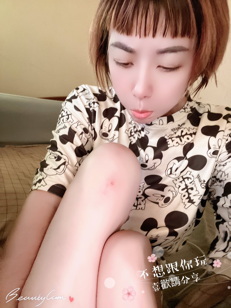 剛送外送原本想華麗的轉身，
結果Gogoro 車子太重,
於是原地倒下瞬間壓住我的腳腳，
還好有一位好心的熊貓🐼哥幫我抬起我的車好讓我脫困，感謝他🙏 https://t.co/AJhZRdqk1X