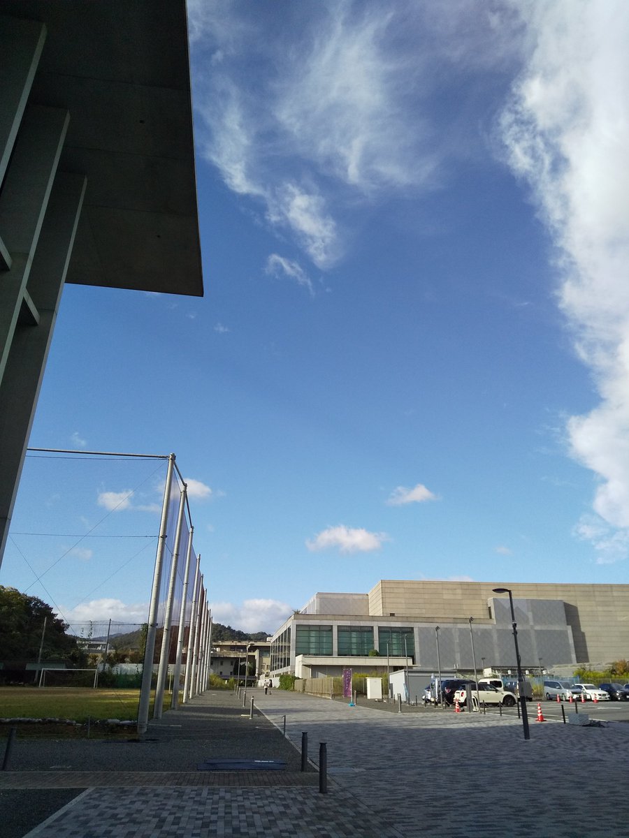 kumahiko_books's tweet photo. #下鴨中通ブックフェア 、クマヒコ書房の出店は終了しました！
のんびりとした雰囲気ながら、ここ数年のイベントの中でも一番ぐらい本をお買い上げ頂きました。
帰り道のキャリーケースの軽さに心も軽々。
ふるふる舎さんとも久々にご一緒できて楽しい一日でした。
皆様ありがとうございました🙏 https://t.co/C5bBI6skMC