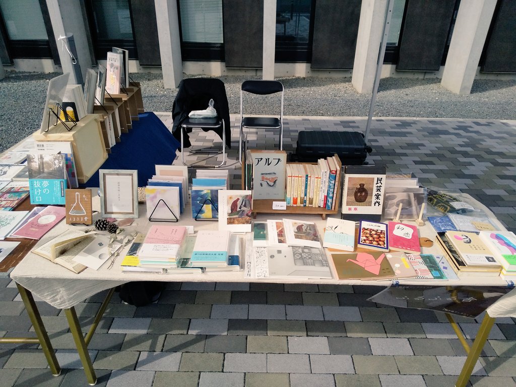 kumahiko_books's tweet photo. #下鴨中通ブックフェア 、クマヒコ書房の出店は終了しました！
のんびりとした雰囲気ながら、ここ数年のイベントの中でも一番ぐらい本をお買い上げ頂きました。
帰り道のキャリーケースの軽さに心も軽々。
ふるふる舎さんとも久々にご一緒できて楽しい一日でした。
皆様ありがとうございました🙏 https://t.co/C5bBI6skMC
