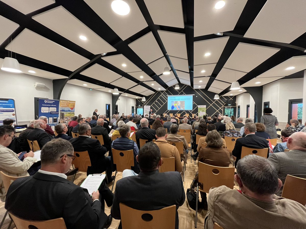 PanneauPocket's tweet photo. Un samedi matin studieux à Simard pour l’AG de l’UMCR71, représenté par son président @farenc , avec la présence de Michel Fournier, président @Maires_Ruraux et @CedricSZABO.  Thème du jour : « La commune : acteur de la transition énergétique » ! 🌳 https://t.co/Tf2RqR7jfA