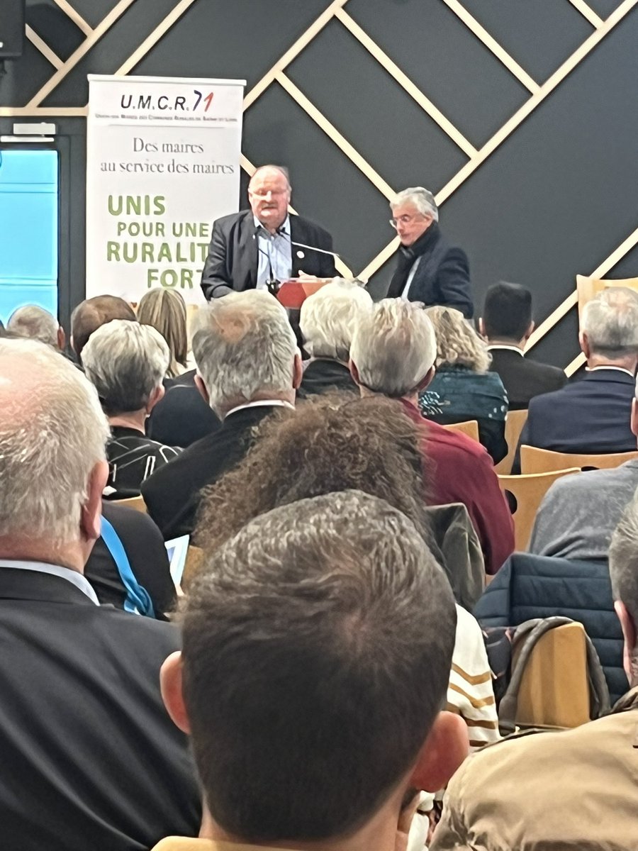 PanneauPocket's tweet photo. Un samedi matin studieux à Simard pour l’AG de l’UMCR71, représenté par son président @farenc , avec la présence de Michel Fournier, président @Maires_Ruraux et @CedricSZABO.  Thème du jour : « La commune : acteur de la transition énergétique » ! 🌳 https://t.co/Tf2RqR7jfA