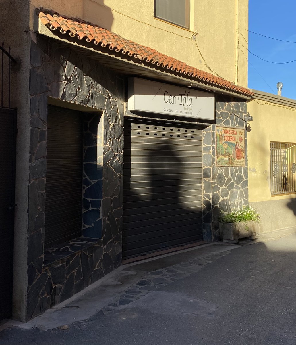 ebassegoda's tweet photo. Tanca Can Tola, la darrera botiga i carnisseria que quedava a #Espolla. Un negoci familiar que ha estat un punt de trobada de diverses generacions i que ens deixa orfes de productes com la carn de xai, la socissa, el pa de fetge... que tan bé ens ha definit. https://t.co/XfsjuPx88H