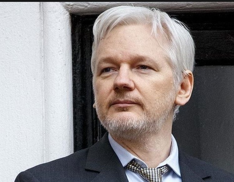 tonistrubellt's tweet photo. Avui cadena humana a Westminster pro Assange gran tema del dia. Ell va posar Procés català com a prova democràtica per al món. @StellaMoris1 #FreeAssangeNOW #HumanChain4Assange Es prega retweets i tweets propis @KRLS @LauraBorras  @ClaraPonsati @dolorsbassac https://t.co/HDXvzAt2AZ