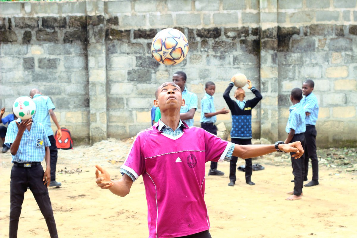 ChukwuebukaFA's tweet photo. WEEK 54 #CSFFTP
Pictures from week 54 of the Chukwuebuka School Freestyle⚽ Training Program #CSFFTP22 at Global College 7/10/22 with #ChukwuebukaEzugha
🎥 https://t.co/F5smn87lpy
#ChukwuebukaFreestyle #ChukwuebukaAcademy #school @GloWorld #ChukwuebukaFreestyleEntertainment https://t.co/bKRZ7jJvCO