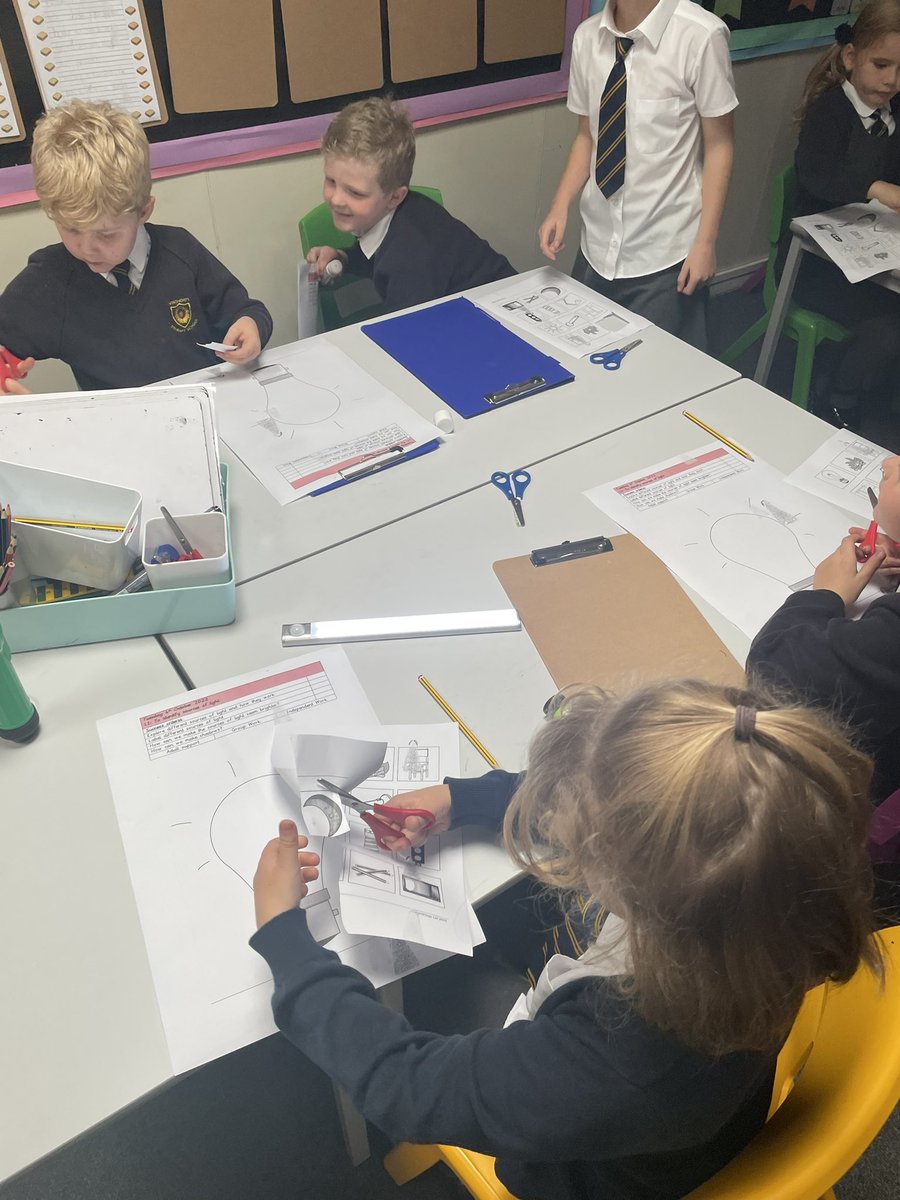 Class2Winthorpe's tweet photo. Lots of fun exploring different sources of light in Science this week! 🔦 https://t.co/7Li27Dsiay