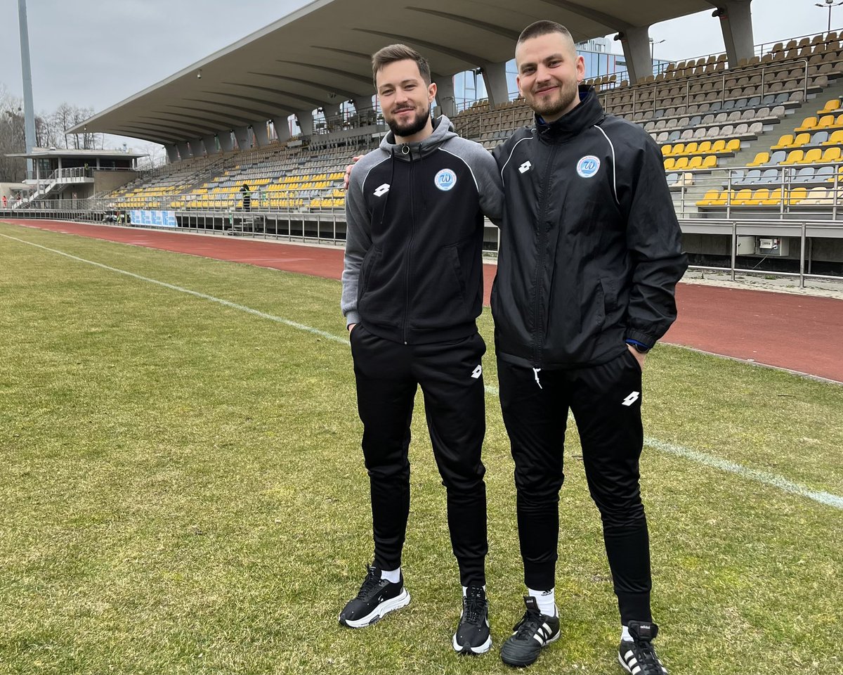 Niecały rok temu siedzieliśmy wspólnie z <a href="/dszulczek/">Dawid Szulczek</a> i <a href="/A_Szczerbowski/">Arek Szczerbowski</a> w drugoligowej szatni. Przy każdym cięższym momencie powtarzaliśmy sobie z uśmiechem, że i tak kiedyś spotkamy się w Ekstraklasie. Dzisiaj po przeciwnych stronach, ale fajnie, że nasze marzenia się spełniają.🙌🏻