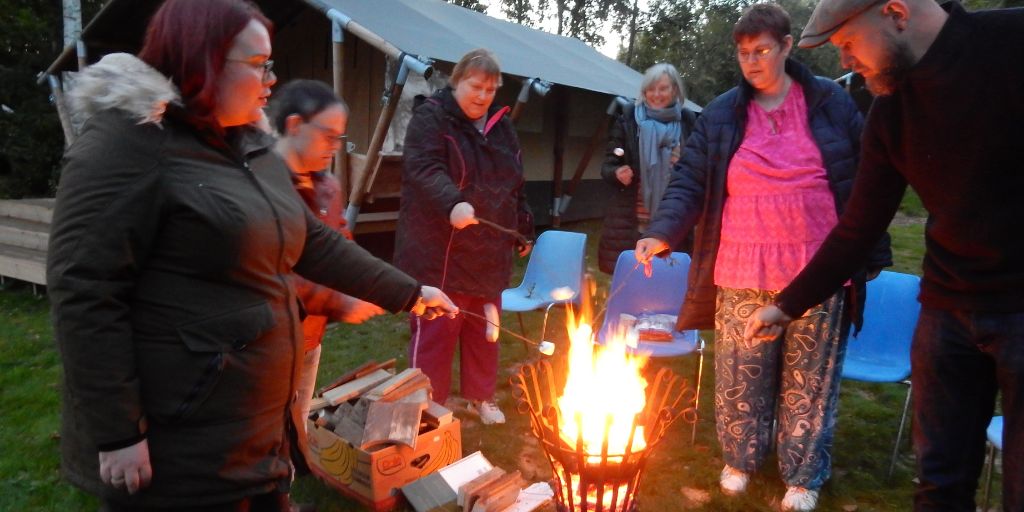 Bij onze woonlocatie de Lijzijde in Groningen werd de vloer vervangen. Bewoners maakten van de nood een deugd. Lees het hele verhaal op onze website 👉 cosis.nu/alles-over-cos…