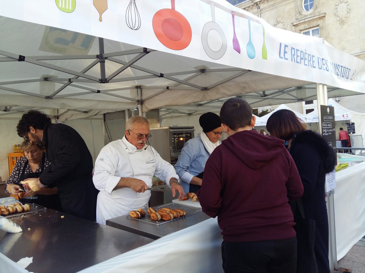 cde15_75015's tweet photo. En ce moment sur le parvis de la @mairie15 le Forum du Goût accueille les familles : dégustations, stands jeux et ateliers culinaires pour les enfants... venez nombreux ! #cde15 #cantine15 #cantine #faitmaison #paris15 https://t.co/fjjOB7dUdT