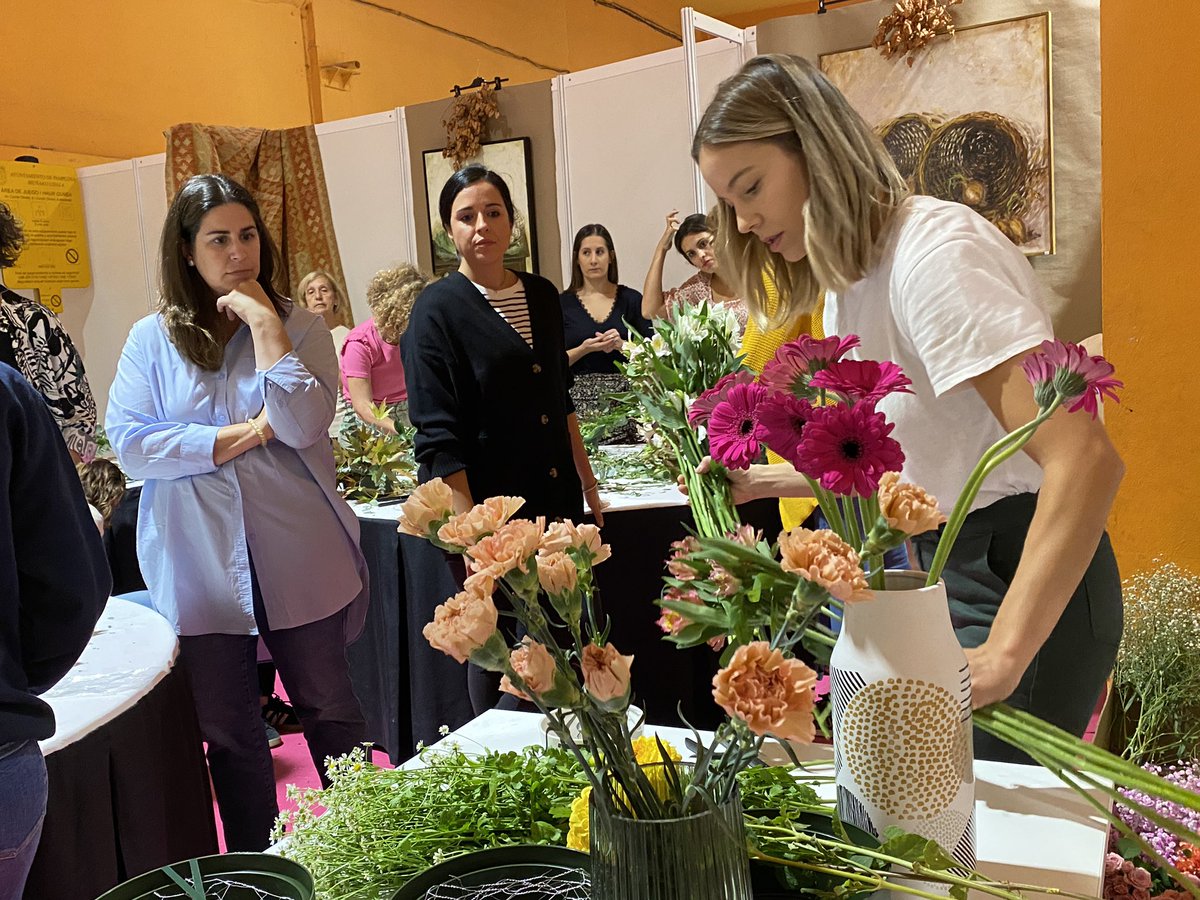 ¡Esto empieza a coger forma! Estos centros de flores que se están haciendo en el taller de <a href="/BlancoMetro/">Blanco Metro</a>  van a tener mucho color. ¡Color esperanza!🤗 #Rastrillo2022