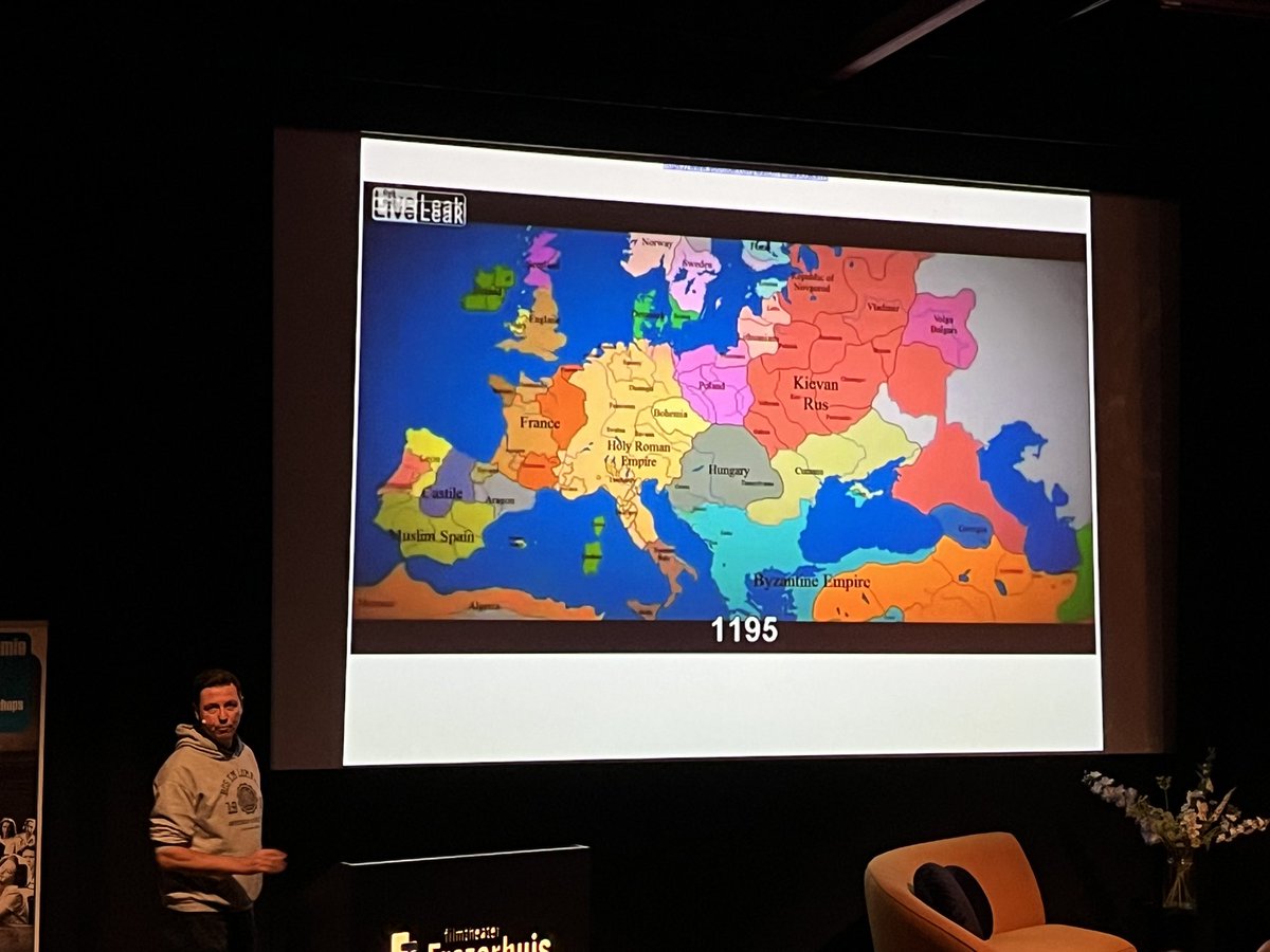 annetkootstra's tweet photo. Zaterdagochtend @fraterhuis lezing van Hans Luiten over de Oekraïne 🇺🇦 
#uitverkocht https://t.co/zw7EnYi5ea