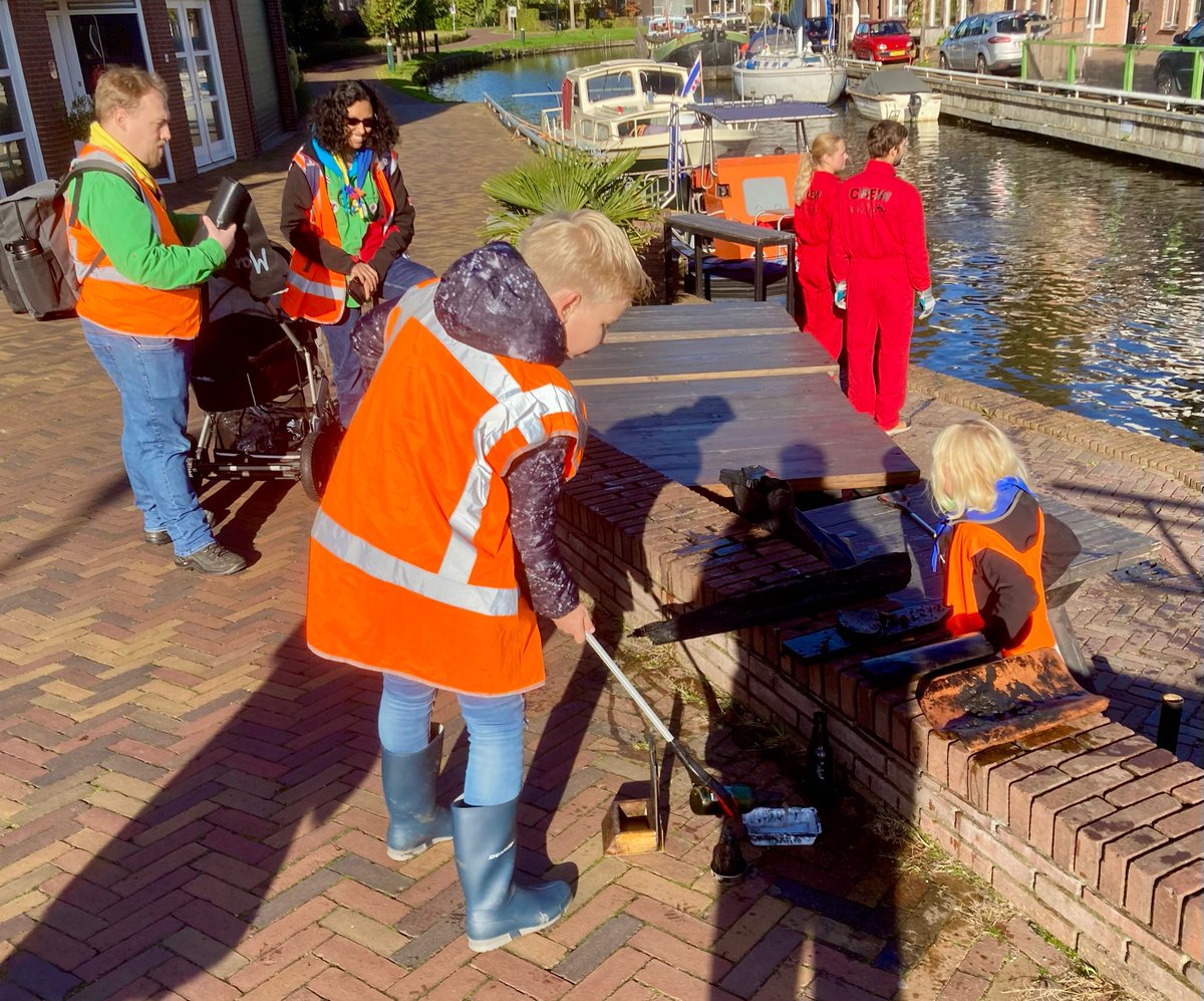 Jeugddijkgraaf <a href="/MerelTesselaar/">Merel Tesselaar</a>, dagelijks bestuurslid @frankjorna en wethouder @lucienneboelsma gaven vandaag in Joure het startsein voor de actie #SkjinWetter. Een week lang halen vele vrijwilligers zwerfvuil uit het water. Samen aan de slag voor schoon water!