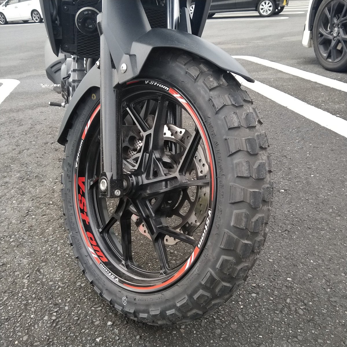 CHIIIROTORAMAN's tweet photo. 2月の投稿から早8ヶ月・・・ついに交換!
値上げ(11/1~)前に滑り込み
アドベンチャー感がマシマシでイケメンになりました😃✌️
早速皮剥きで千葉までツーリング&ヌタヌタな所もチャレンジ!
山は低いけど、意外にもちゃんとトラクション掛かり行けました❗
#IRC
#GP21
#GP22
#JNCC八犬伝
#Vスト https://t.co/RVxwMzumiq