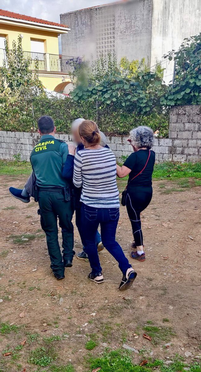 guardiacivilcc's tweet photo. #Grandes 
Agentes de la Guardia Civil, pertenecientes al Puesto de #Caminomorisco (Cáceres) localizaron ayer tarde, en buenas condiciones físicas, a un #mayor desaparecido en #CasarDePalomero (Cáceres). https://t.co/BqfvLQXF1V
