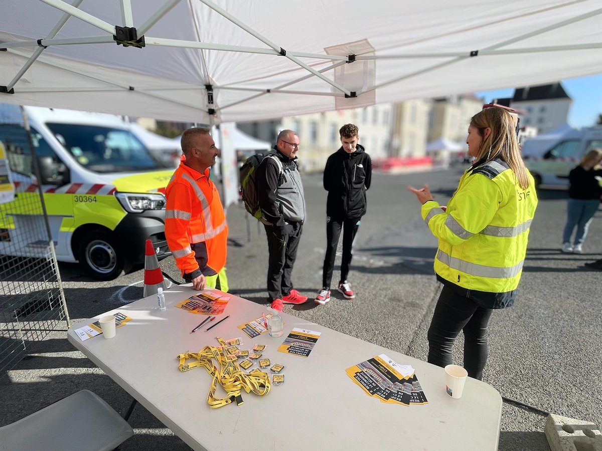 JACQUEREY_S's tweet photo. SANEF Château Thierry est fier de participer au 110 ème Congrès Departemental des Sapeurs Pompiers. 
Une occasion pour nos équipes de présenter le Corridor de Sécurité au grand public.
@Houssiauxmelani @VincentFanguet @Sdis02 @sanef_groupe @ASFAutoroutes #corridordesecurite https://t.co/5cre54tRVG