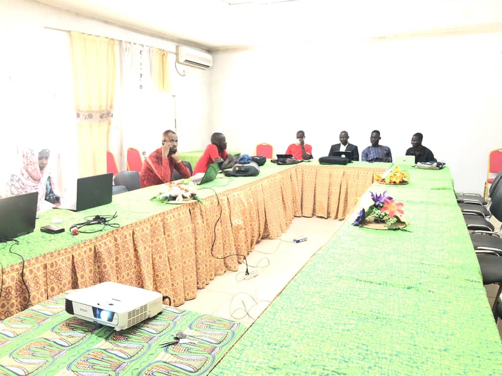 WikimediaCM's tweet photo. Rendez-vous promis... sur les rails

Top départ de l'atelier de contribution sur #Wikipedia ce matin à Maroua
Hôtel Le Sahel
Rejoignez nos bénévoles pour écrire des articles sur les quartiers de Maroua avec @Harouna31999720 à la manette
Nous y sommes encore 🎈
#Wikikwatt https://t.co/J7UsQxtmSs