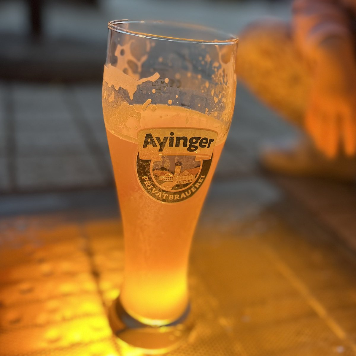 BeerMaru_Craft's tweet photo. アインガー　ブロイヴァイス(ヴァイツェン)
Ayinger Brauweisse

なんか後ろにすごい座り方の我が子が・・ッ

それでは帰ります。楽しかった！

#OctoberFest2022 https://t.co/dmKj1RADof