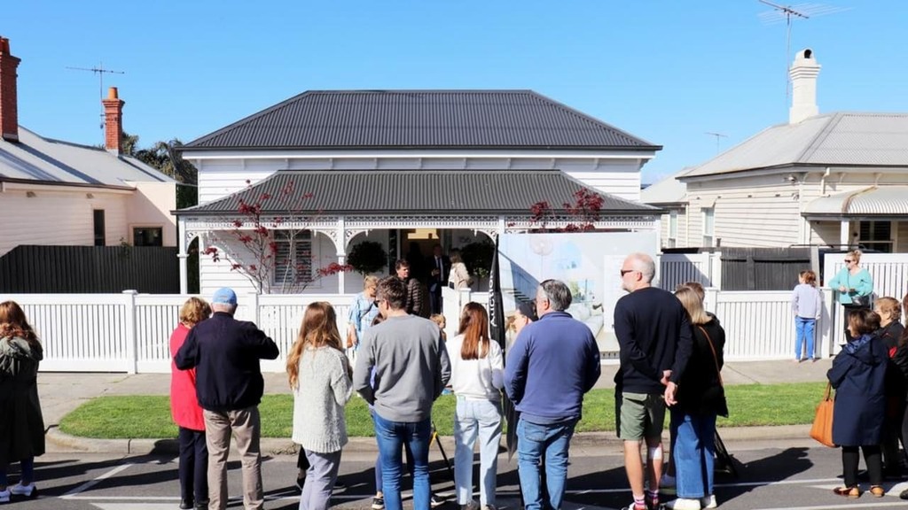 realestate_a35's tweet photo. Stunning builder’s own home in Geelong lands $2m-plus sale https://t.co/ddCzFfk7Ep