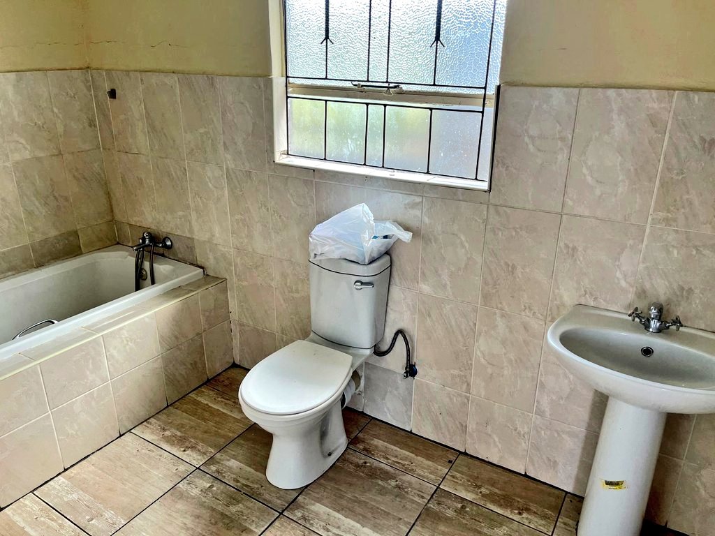 IsoscelesTHEMc's tweet photo. Fitted Bachelor's House available from 1st November 2022. 

📍 Khubetsoana, Bochabela, next to Methodist High School

💵 M1,650,00 plus M1,650.00 security

For more info, contant (+266) 51492758 https://t.co/XcYQQg8qJz