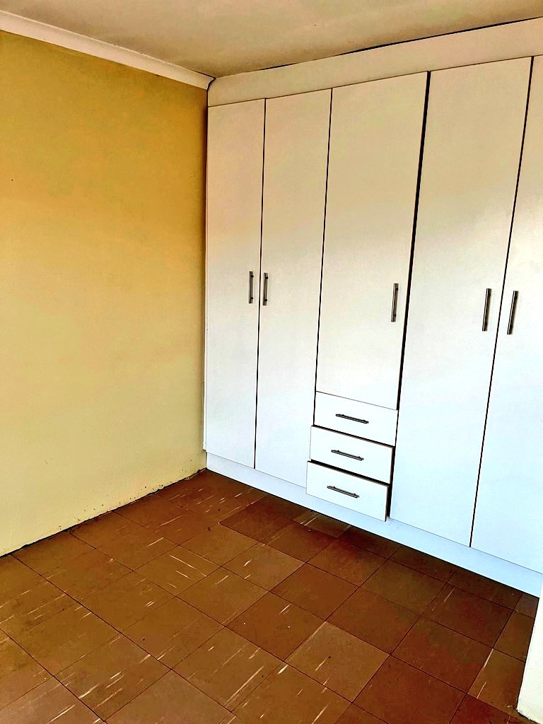 IsoscelesTHEMc's tweet photo. Fitted Bachelor's House available from 1st November 2022. 

📍 Khubetsoana, Bochabela, next to Methodist High School

💵 M1,650,00 plus M1,650.00 security

For more info, contant (+266) 51492758 https://t.co/XcYQQg8qJz