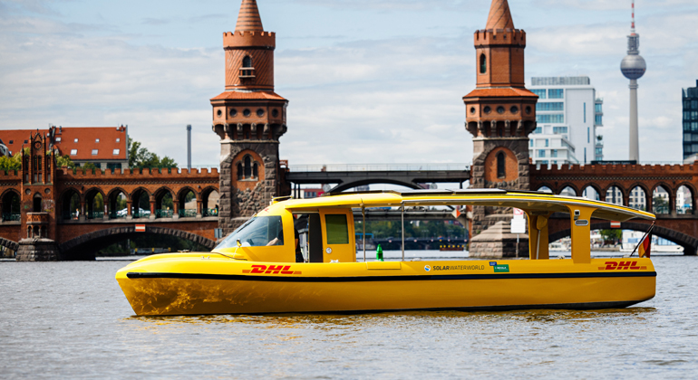 franzalt's tweet photo. Berlin: Deutsche Post DHL startet Pakettransport per Solarschiff auf der Spree https://t.co/ODLJnE31X1 https://t.co/L2bLEbv8Zg