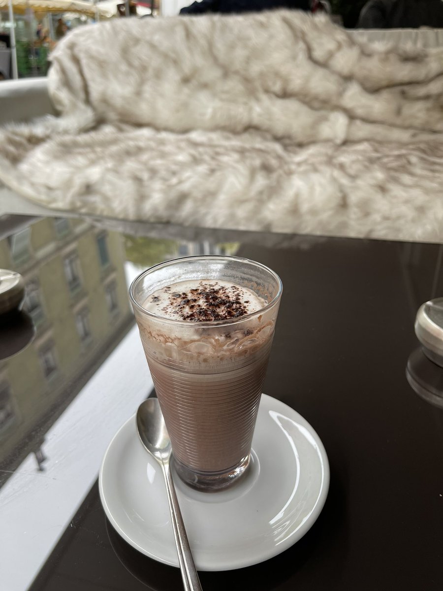 Swiss_Cathy's tweet photo. Pause chocolat chaud avec fourrure 😁
#marché #enpause https://t.co/lx9ENzj0OQ