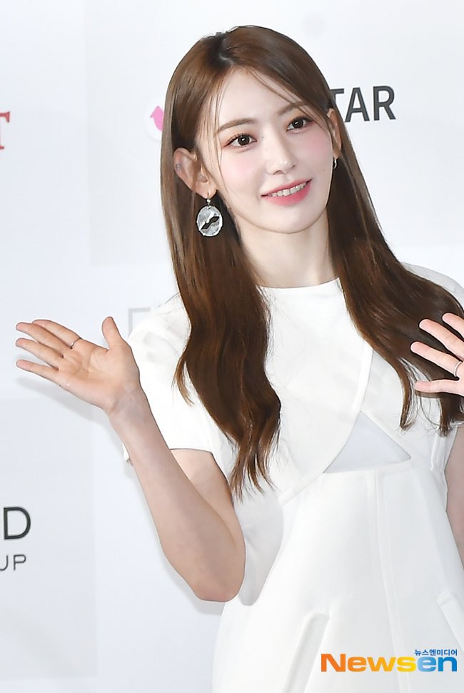 ALLSAKURA48_TH's tweet photo. 221008 —🌸 รูปของซากุระจากสำนักข่าวที่งาน 2022 THE FACT MUSIC AWARD นะคะ 💕🌸

#ซากุระ #SAKURA #사쿠라 #꾸라 #ックラ #宮脇咲良 #르세라핌 #LE_SSERAFIM https://t.co/1fCchGMJll