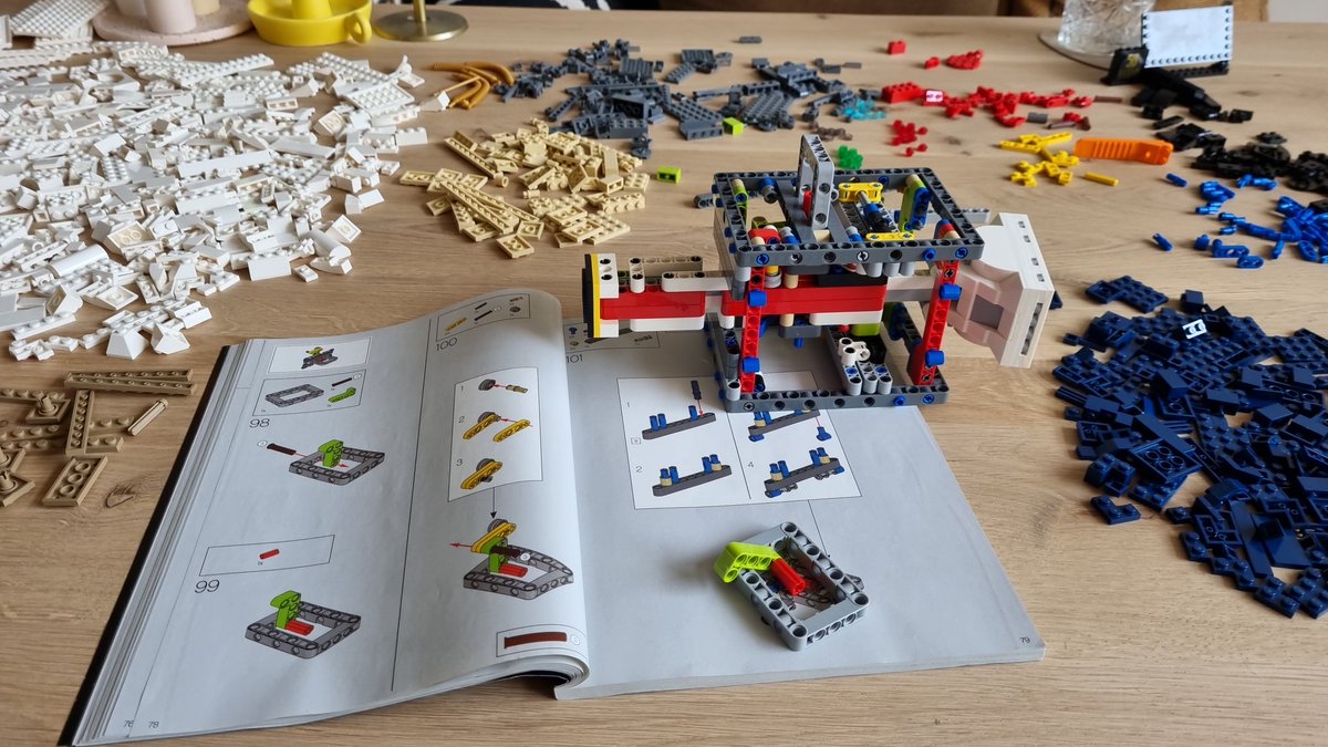 PatrickvLeeuwen's tweet image. Een weekend home alone: ongestoord strand, stripboeken lezen, Lego en films kijken. Best lekker...