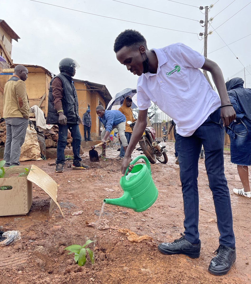 Johnlaban256's tweet photo. We finished off the day with planting fruit trees in Wabigalo after the donations by (@stanbicug and @DailyMonitor) because after safe child birth, mothers and their babies deserve to live under good climatic conditions. #MonitorAt30
#CustomerServiceWeek https://t.co/pUdJIlYoa2