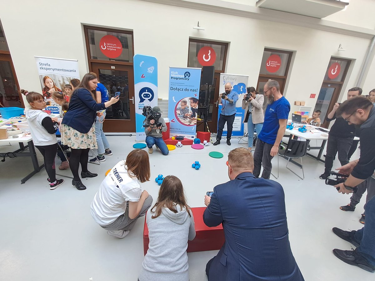 CYFRA_GOV_PL's tweet image. Trwa Europejski Tydzień Kodowania! Minister @jciesz powitał gości na otwarciu tegorocznego @CodeWeekPL: Zachęcam wszystkich do nauki kodowania i programowania. Wierzę, że wśród nas są dzisiaj przyszli programiści i inżynierowie. Życzę udanej zabawy! @NASK_pl #cyberbezpieczeństwo