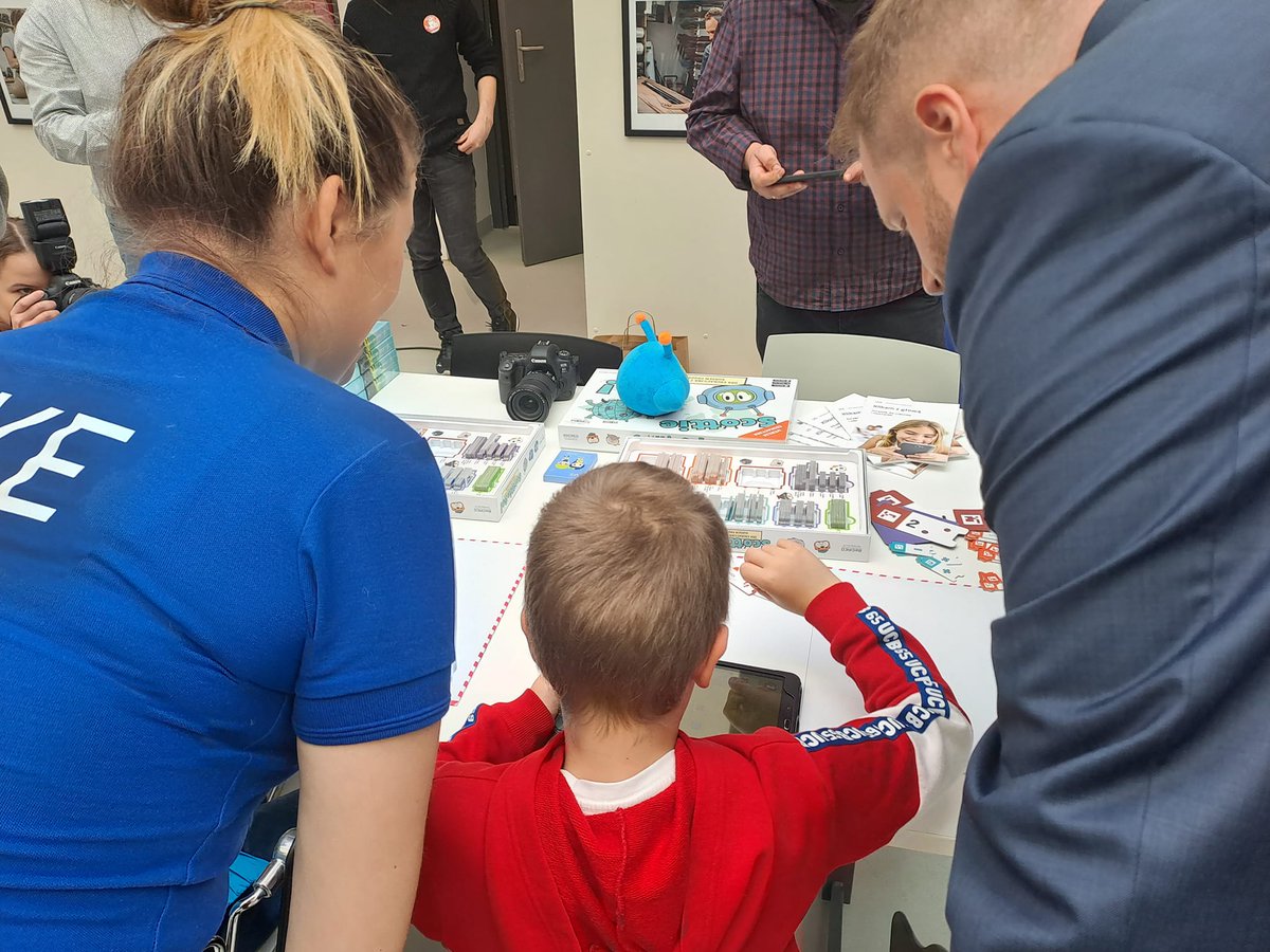 CYFRA_GOV_PL's tweet image. Trwa Europejski Tydzień Kodowania! Minister @jciesz powitał gości na otwarciu tegorocznego @CodeWeekPL: Zachęcam wszystkich do nauki kodowania i programowania. Wierzę, że wśród nas są dzisiaj przyszli programiści i inżynierowie. Życzę udanej zabawy! @NASK_pl #cyberbezpieczeństwo
