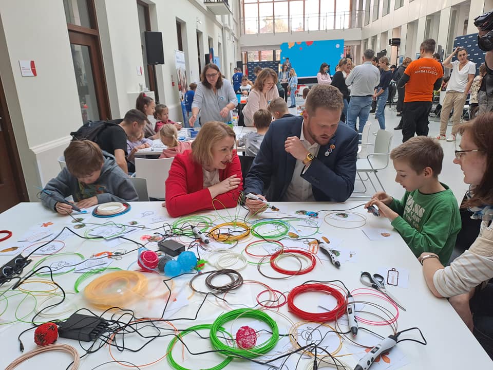 CYFRA_GOV_PL's tweet image. Trwa Europejski Tydzień Kodowania! Minister @jciesz powitał gości na otwarciu tegorocznego @CodeWeekPL: Zachęcam wszystkich do nauki kodowania i programowania. Wierzę, że wśród nas są dzisiaj przyszli programiści i inżynierowie. Życzę udanej zabawy! @NASK_pl #cyberbezpieczeństwo