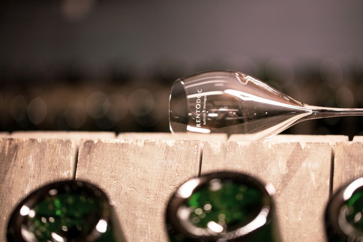 #Trento, il distretto delle “grandi” bollicine di montagna, è in festa, con #TrentoDocFestival (oggi e domani): #degustazioni, talk e approfondimenti per celebrare un’#eccellenza della #spumantisticaitaliana (foto Winenews su <a href="/trentodoc/">Trentodoc</a>)