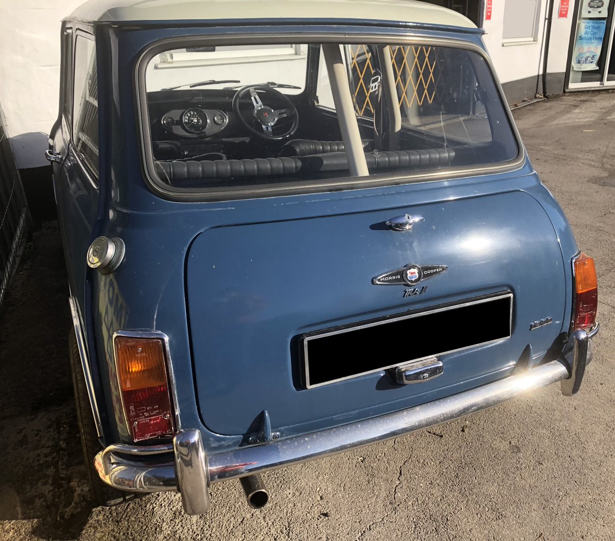 miniphernalia's tweet photo. Mrs. Mini has been out and about today working and spotted this #Mk2MiniCooper. We have seen it before but always worth a post - https://t.co/drsQ64mtQT https://t.co/J2qjavzObx