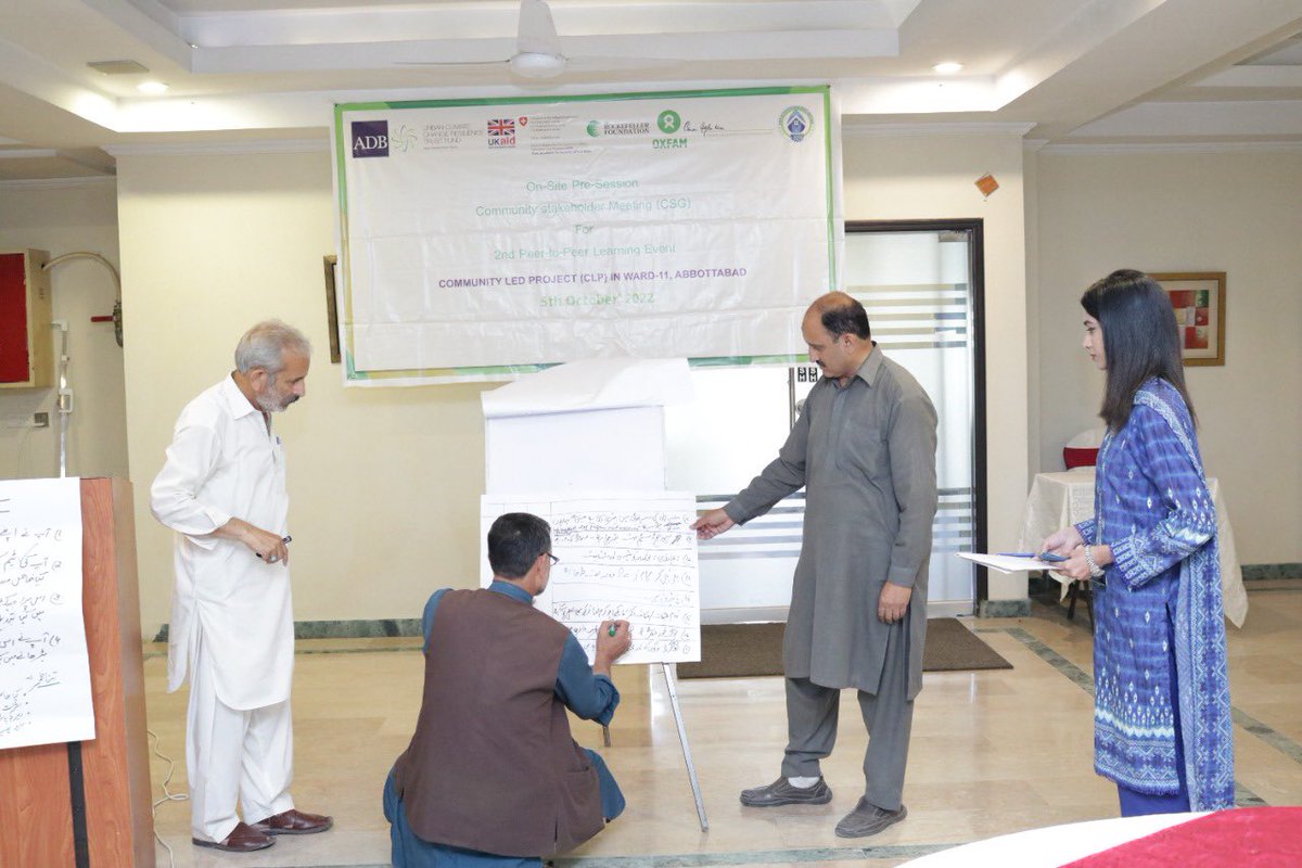 iHajraa's tweet photo. 📌On 5th Oct Under the Building Resilient Urban Communities (BRUC), as a project officer, I facilitated an On-site Community Stakeholders Workshop.
The CLP funded by ADB helped raise awareness, and capacity building of community regarding Solid Waste Management.
#Oxfam #UCCRTF https://t.co/vTGr7koONv