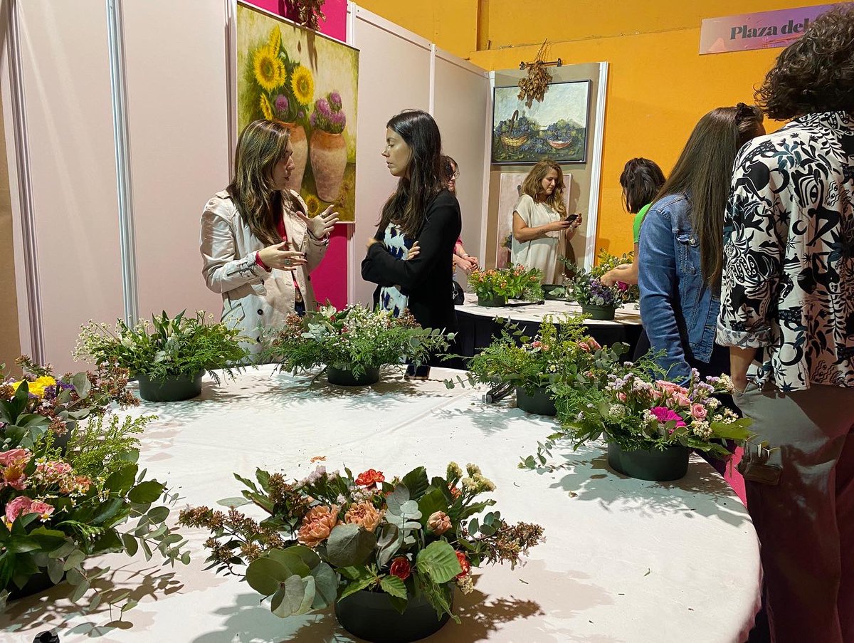 Ya tenemos los centros de flores terminados 👏 ¿Os gustan? 🌸 Fin del taller de <a href="/BlancoMetro/">Blanco Metro</a> 

 ¡Lo hemos pasado muy bien! 

#Rastrillo2022