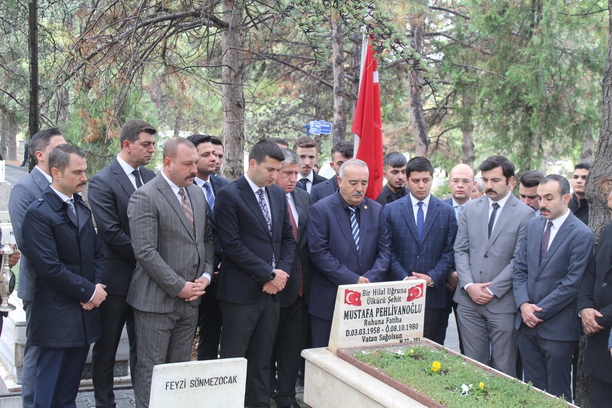 Ezan susmasın, bayrak inmesin diye şehadete yürüyen Ülkücü Şehidimiz Mustafa Pehlivanoğlu'nu kabri başında dualarla andık.

Aziz ruhu şâd, mekânı cennet olsun.🇹🇷